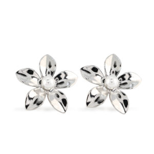 Arete flor plateada con perla lisa