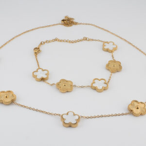 Collar blanca y dorada