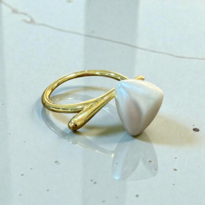 Anillo triangulo blanco